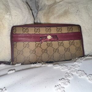 Long gucci zippy wallet with burgundy leather trim